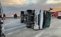 Servis midibüsü devrildi: Ölü ve yaralılar var!