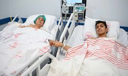 72 saat enkazda kucak kucağı kurtarılmayı bekleyen anne ve oğlu, İzmir'de hastanede kavuştu