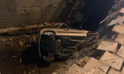 Direksiyon hakimiyetini kaybetti, dereye uçtu: 2 yaralı