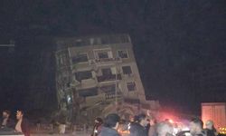Hatay'daki depremde bir bina yan yattı!