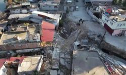 İnanılmaz görüntüler! Deprem nedeniyle yer yarıldı, evler 3 metre dibe çöktü!