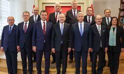 Kılıçdaroğlu CHP'li başkanlarla bu pozu verdi. Bir yanında İmamoğlu, bir yanında Yavaş