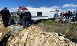 Denizli'de turistleri taşıyan midibüs kaza yaptı: 1 kişi hayatını kaybetti, 24 kişi yaralı