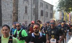 Efes maratonunda sporcular depremzedeleri unutmadı