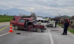 İzmir'de iki otomobil çarpıştı: 1 ölü, 2 ağır yaralı!