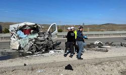 Kütahya'da minibüs ile süt tankeri çarpıştı: 1 ölü, 1 yaralı