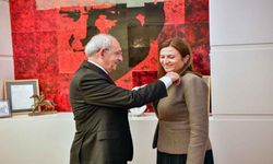 Kılıçdaroğlu, Türkan Elçi'ye CHP rozeti taktı!