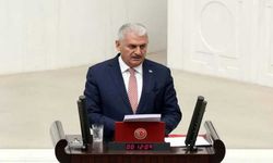 Binali Yıldırım'ın İstiklal Marşı'nı kağıda bakarak yanlış okuması gündem oldu!