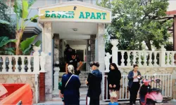 Aparttan çıkmayan kiracısının kapısına kimyasal sıvı döktü! 5 kişi hastanelik oldu