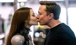 Elon Musk'ın bir robotla öpüştüğü fotoğraf şaşkınlık yarattı! Gerçek sonradan anlaşıldı