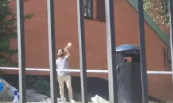 Bayramın birinci gününde cami önünde Kuran yaktı