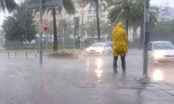 Meteoroloji İzmir'i uyardı: Sel, su baskını, dolu, yıldırım...