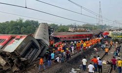 Hindistan'da 3 tren kaza yaptı: Ölü sayısı 288'e yükseldi