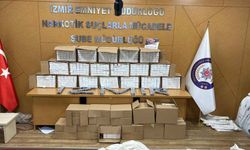İzmir'de bir araca düzenlenen operasyonda çok sayıda uyuşturucu ele geçirildi