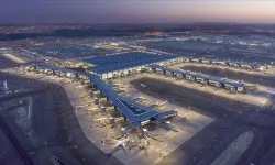 Geç kaldığı uçağa acil durum butonunu kırarak bindi