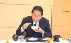 Japonya Başkakanı'ndan tanıdık hareket! Radyoaktif endişesini gidermek için balık yedi!