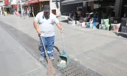 Sokakta bulduğu parayı sahibine iade etti: Belediye işçisinden örnek davranış!