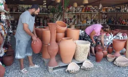 Hediyelik eşya dükkanından 35 kiloluk vazoyu 5 saniyede çalarak kayıplara karıştı!