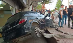 El freni çekilmeden bırakılan araç dükkanın içine daldı