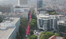 İzmirliler 350 metre uzunluğundaki Türk bayrağı ile yürüyüş yaptı