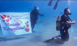 Bir garip evlilik teklifi: Denizin altına indi, pankart açtırdı