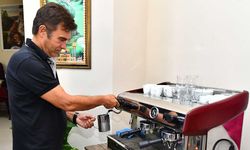 Efsane futbolcu Feyyaz Uçar, şimdi de İzmir'de barista oluyor!