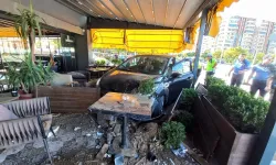 Manisa'da otomobil kafeye girdi: 2 kişi yaralandı