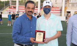 Buca Belediyespor'dan en az gol yiyen kaleciye plaket