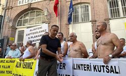 İzmir'de esnaftan yarı çıplak 'S plaka' eylemi