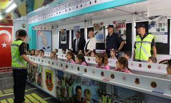 Jandarma Mobil Eğitim TIR’ı minik trafik dedektiflerini ağırladı