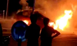  Hatay’da bir otomobil alev topuna dönüştü
