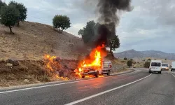 Kaza ucuz atlatıldı: Alev topuna dönen kamyonetten kurtuldular