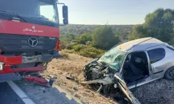 Çeşme'de korkunç kaza |  Otomobil hurdaya döndü: 2 ağır yaralı