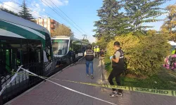Dengesini kaybetti, tramvayın altında feci şekilde can verdi!  