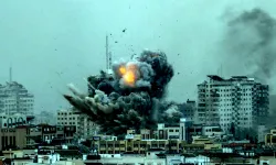 Hamas'ın füze bombardımanına tuttuğu Aşkelon kentinden dumanlar yükseliyor!