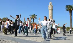 İzmir'de 100. yıl coşkusu: Yüzlerce kişi Konak Meydanı'nda zeybek oynadı