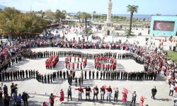 Cumhuriyet'in 100.yılında öğrenciler Konak'ta Türkiye haritası oluşturdu