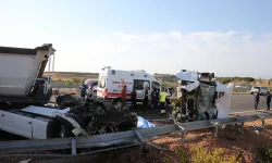  Manisa Saruhanlı'da TIR ile kamyon çarpıştı: 1 ölü 