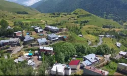 Huzuru bulacağınız bir köy: Şelalesi, antik kenti ve travertenlerle kaplı bir mağarası da var