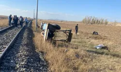 Hemzemin geçitte yolcu treni tarım aracına çarptı: 1 ölü