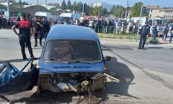 Gediz'de feci kaza, TIR otomobili biçti: 1 ölü 1 yaralı var