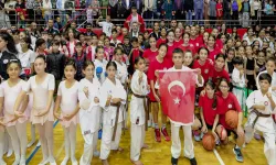 Bayraklı'da görkemli açılış: Binlerce kişi sporla buluştu