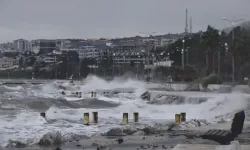 Beklenen fırtına geldi: İstanbul lodosa ve dev dalgalara teslim oldu