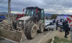 İş makinesine çarpan otomobildeki 2 kişi ağır yaralandı