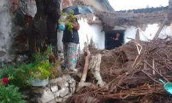 Sağanak yağış duvarı çökertti: 91 yaşındaki kadın yaralandı