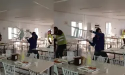 Şakalaşmanın sonu kötü oldu: İşçilerin kavgasında sandalyeler havada uçuştu!