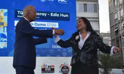 İzmirlilerle buluşan Türkan Şoray ve Ediz Hun'un sahnedeki dansı gündem oldu!