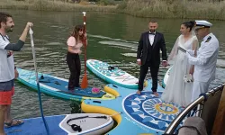 Deniz tutkunu çift su üstünde nikah kıydı