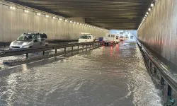 İzmir'de yağmur: Trafik aksadı, vatandaşlar su dolu yollarda yürümekte zorlandı