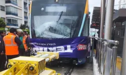 İzmir'de tramvay kazası: Vatman sıkıştı